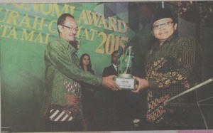 Lurah Sukun Drs. Mas Bambang Widjajanto menerima trofi dari Wakil Walikota Drs. H. Sutiaji