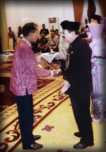 Penyerahan Penghargaan Kepada Wakil HIPPAM SUMBER SUKUN RW. IV, yang diserahkan langsung oleh Gubernur Jawa Timur